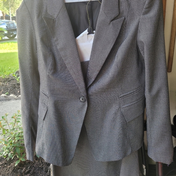 Black and white two piece suit. NY&Co size 10. - Picture 3 of 3